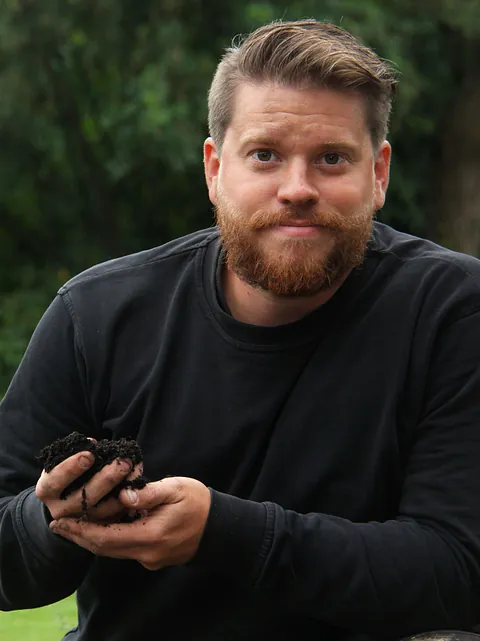 Nicklas Wirén som håller i jord